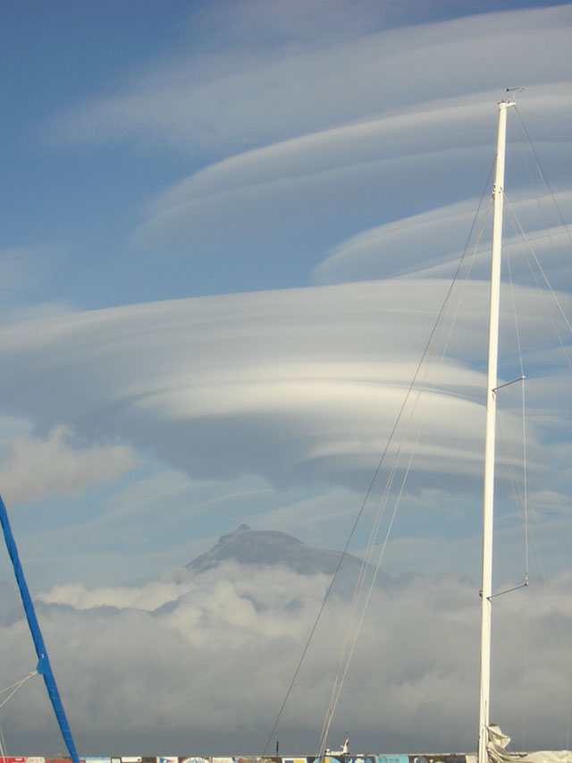 D022 Sturmwolken ueber dem Vulkan auf Pico